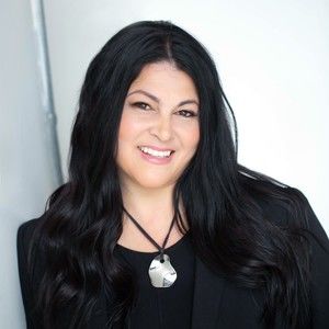 Meet your Posher, Claudia